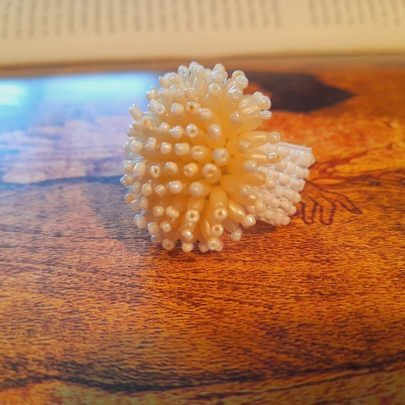 Mother Of Pearl Tone Cream Starburst Cluster Stretchy Ring - Picture 3 of 16